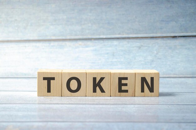 Foto token-woord geschreven op houten blok nft-concept