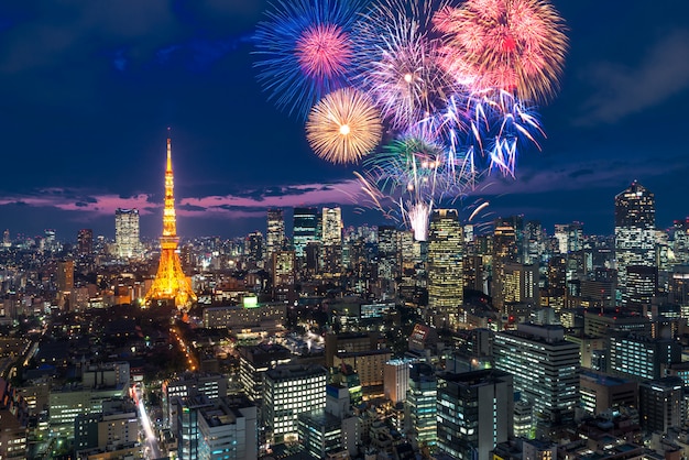 Tokyo bij nacht, Vuurwerk het nieuwe jaar vieren over Tokyo cityscape bij nacht in Japan