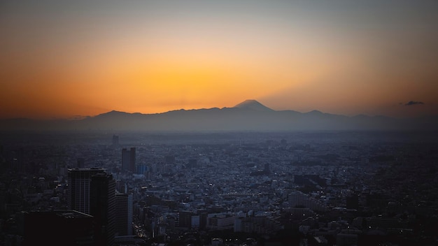 日没時の東京市と富士山