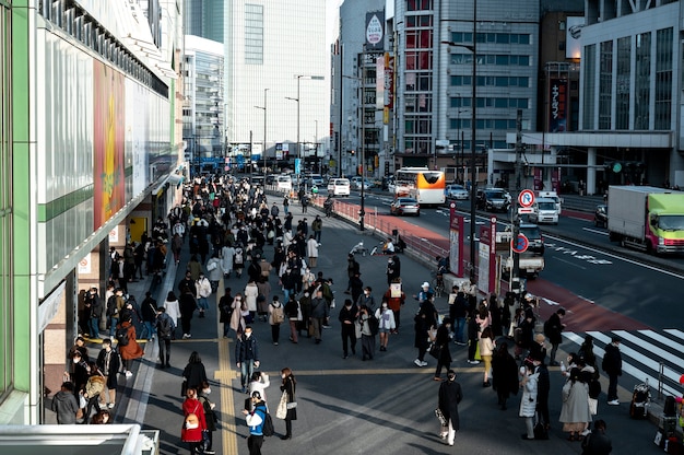 Tokyo mensen die op straat reizen