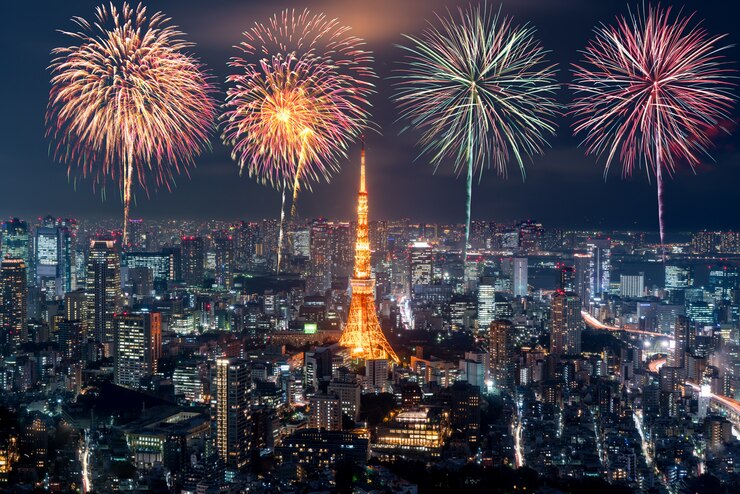 夜の東京、日本の夜の東京の街並みを祝う花火新年