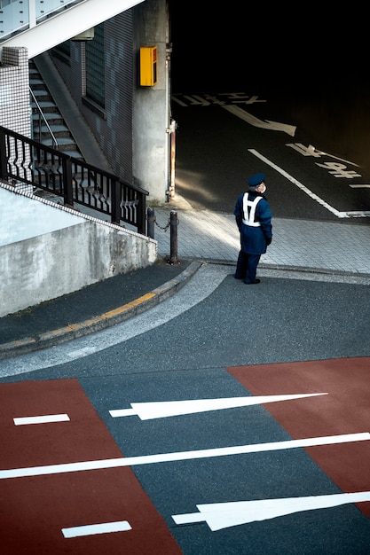 Foto gestione del traffico degli ufficiali di tokyo per strada