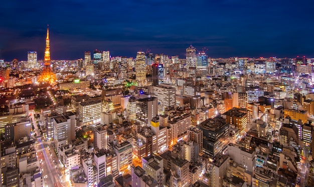 東京タワーと夕暮れ時の東京のスカイラインの街並み