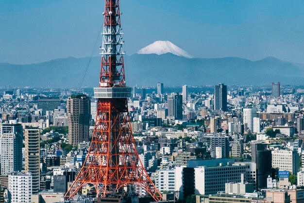 写真 東京タワーは街の空に照らされた建物の中にあります