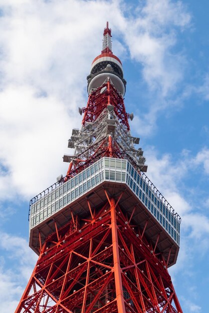 写真 暗い空を背景に東京タワーの景色