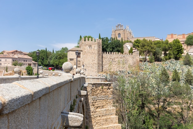 Photo toledo and bridge puente de san martin