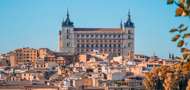 Toledo, spanje. schemeringmening van oude stad toledo in castilla la mancha met santa iglesia catedral en alcazar, oriëntatiepunt van spanje.