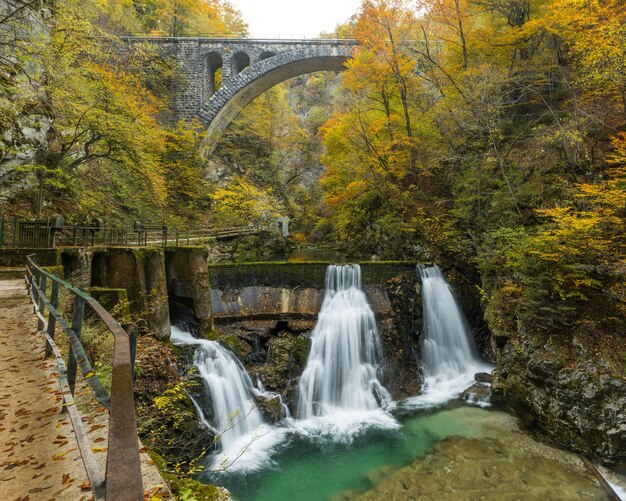 Photo tolmin gorge in autumn in triglav national park in slovenia