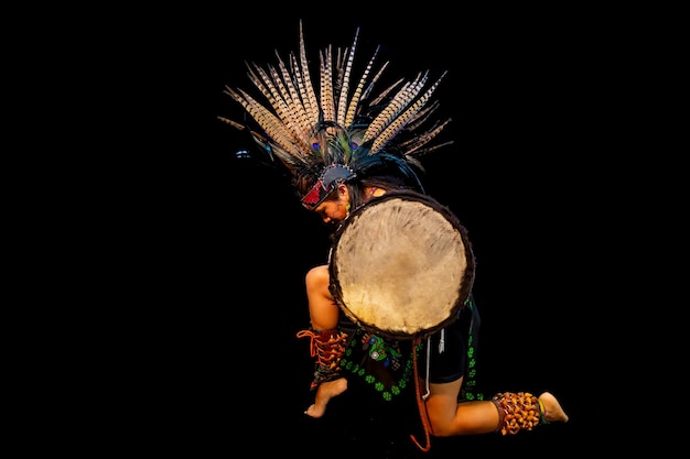 Tolteken op zwarte achtergrond met traditionele kledingsdans met attributen met veren en drum