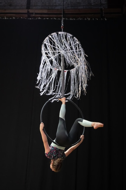 Foto togliatti, russia - 25 luglio 2021: gara di ginnastica aerea tra ragazze.