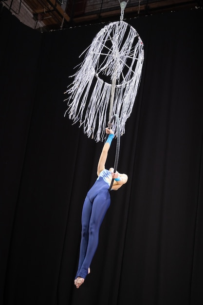 Тольятти, Россия - 25 июля 2021 г .: Соревнования по воздушной гимнастике среди девушек.