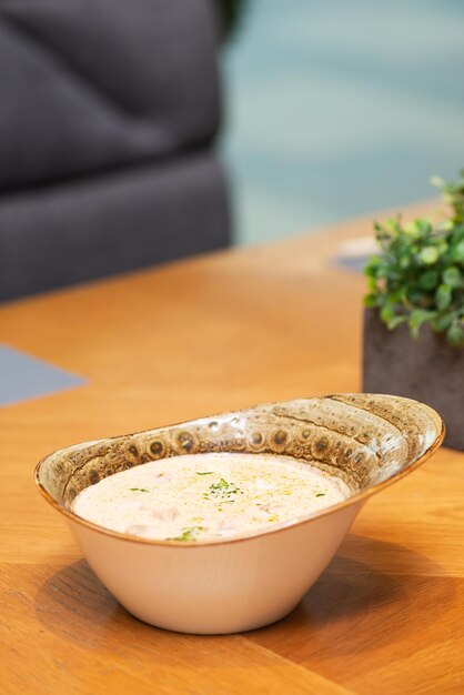 Tom Kha Gai-soep met kokosmelk met kippenbroccoli en kruiden in een restaurant Thaise keuken