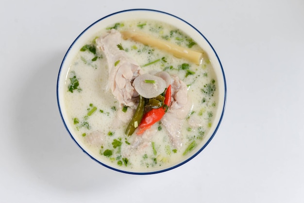 Foto zuppa di cocco di pollo thailandese tom kha gai