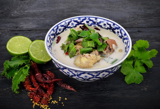 Tom Kha Kai op zwarte houten tafel achtergrond met Thais eten concept