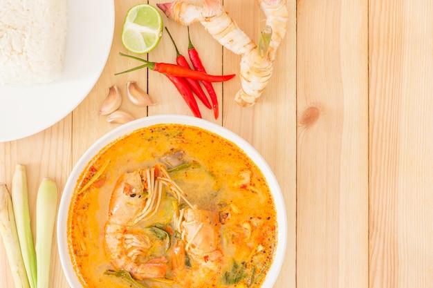 Tom yam kong of Tom yum, is een pittige heldere soep die typerend is voor Thailand