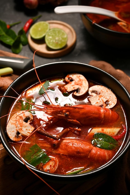 Tom Yam Kung bowl of Thaise pittige soep met garnalen en champignons