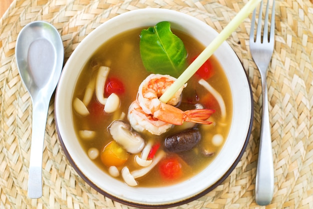 Fungo di zuppa tom yam kung prawn lemon grass