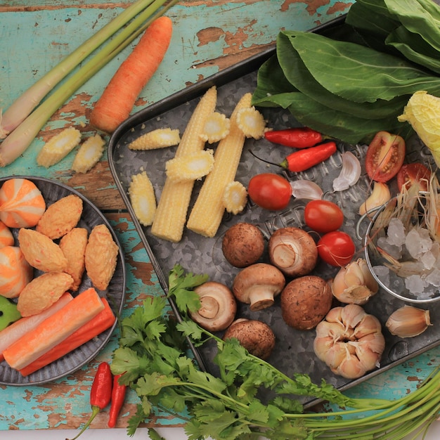 Tom Yam Kung (Thais eten), garnaal met inktvis, kaffir limoenblaadjes, laos, korianderblaadjes, stropaddenstoelen