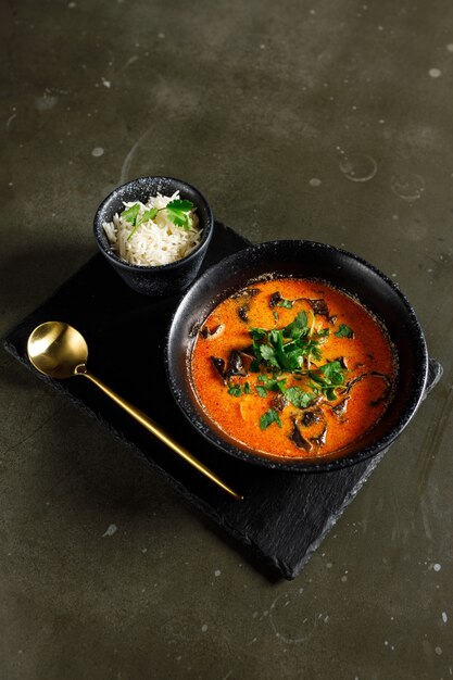 Tom Yam met zalm, garnalen en boompaddestoelen