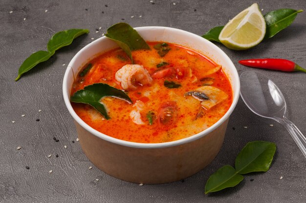 Zuppa di tom yam in piatti artigianali. concetto: consegna del cibo