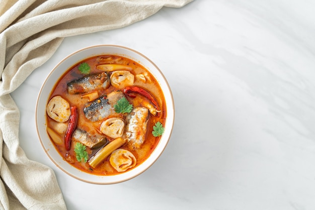 Photo tom yum canned mackerel in spicy soup - asian food style