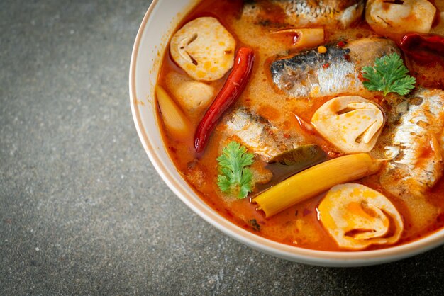 トムヤムクンのスパイシーなスープの缶詰-アジア料理スタイル