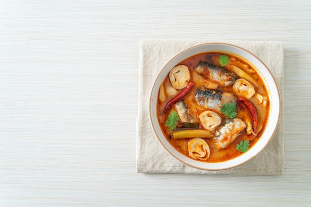 Photo tom yum canned mackerel in spicy soup