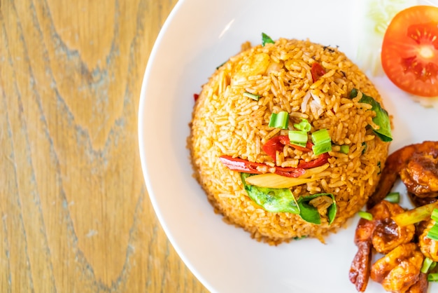 Foto tom yum fried rice met garnalen