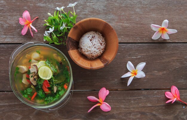 Foto tom yum gai, noordelijke stijl pittige kippensoep.