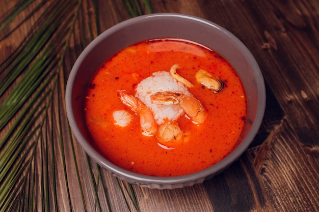 Tom Yum Goong Pittige zure soep op marmeren tafel