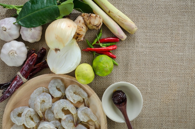 Foto tom yum ingredienti a base di erbe, cibo tailandese