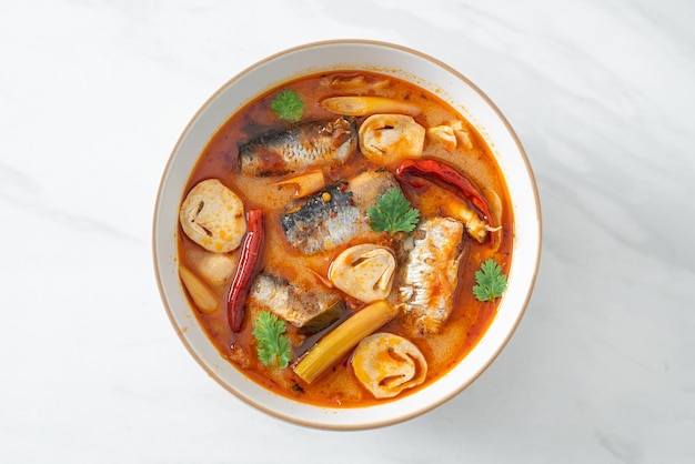 Tom Yum ingeblikte makreel in pittige soep - Aziatisch eten