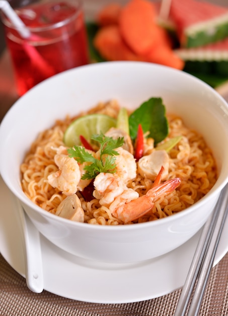 Tom Yum Kung met noedels, Thais eten