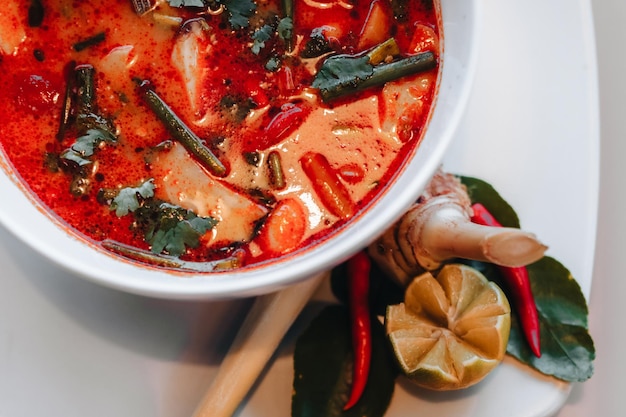 Tom Yum kung Pittige Thaise soep met garnalenlimoen en rode peper