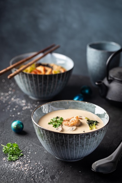 Photo tom yum kung soup a thai traditional spicy prawn soup in a bowl on dark background