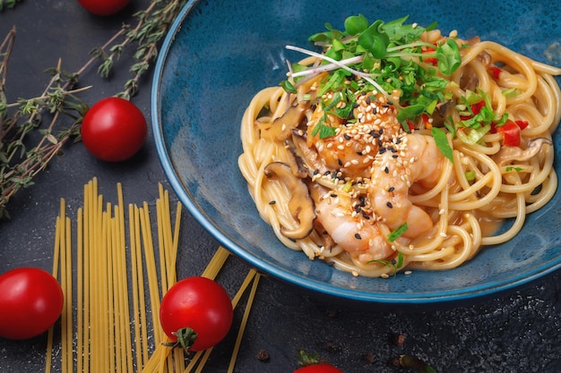 Tom Yum-pasta met garnalen. Thaise gerechten. Spaghetti Tom Yum Goong, een fusion van Italiaans eten.