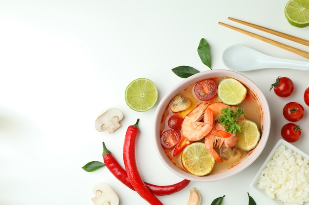 Tom yum soep en ingrediënten op witte achtergrond