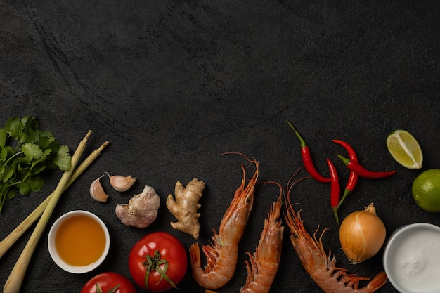 Tom yum soep ingrediënten op zwarte achtergrond