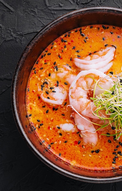 Tom yum soep met garnalen bovenaanzicht