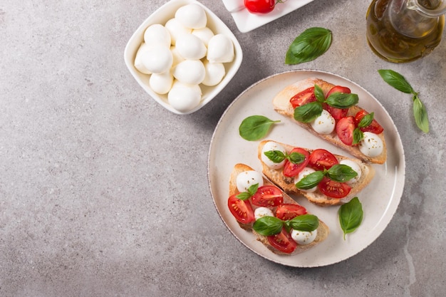 Foto tomaat basilicum en mozzarella kaas vers gemaakte caprese bruschetta italiaanse tapas antipasti