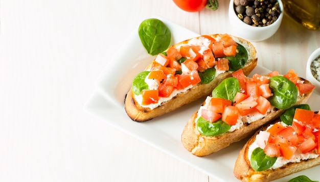 Tomaat en kaas vers gemaakte bruschetta.