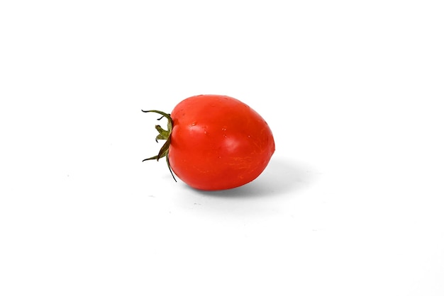 Tomaat geÃ¯soleerd op een witte achtergrond