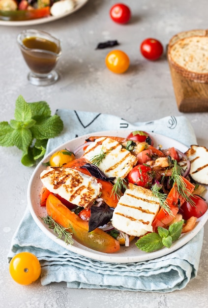 Tomaat, gebakken paprika en uiensalade met gegrilde kaas