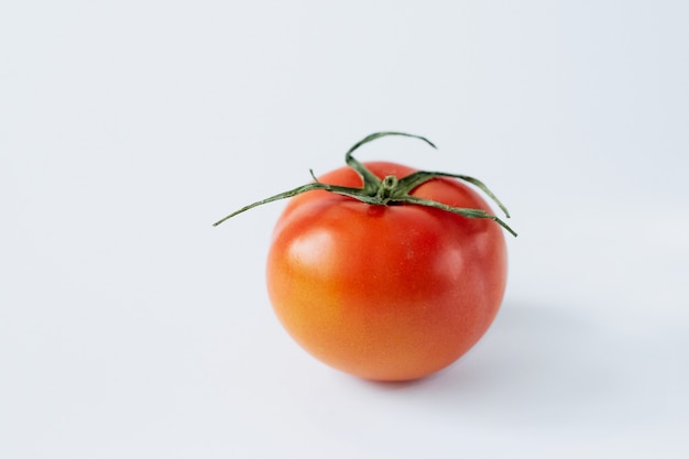 Tomaat geïsoleerd op een witte achtergrond, tomaten close-up