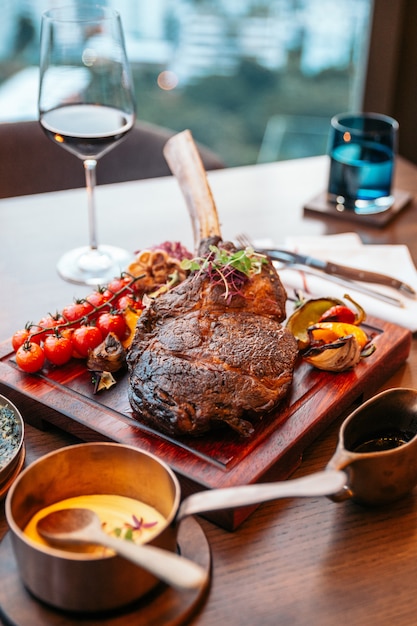 Tomahawk steak met puree aardappel, gebakken spinazie kaas en jus saus.