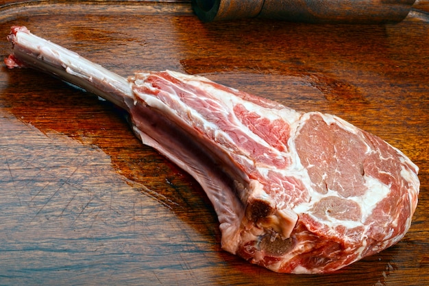 Photo tomahawk steak raw