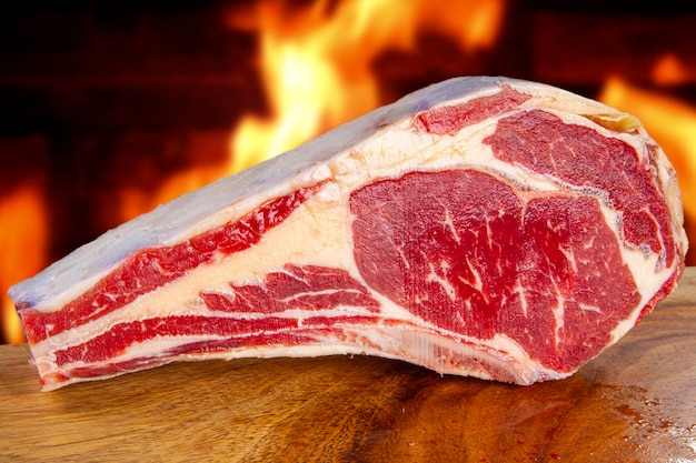 Tomahawk vlees rauw barbecue eten