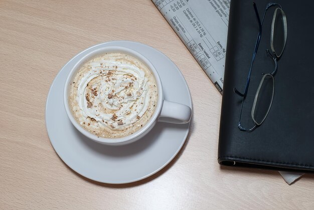 Tomando cafe y leyendo la prensa