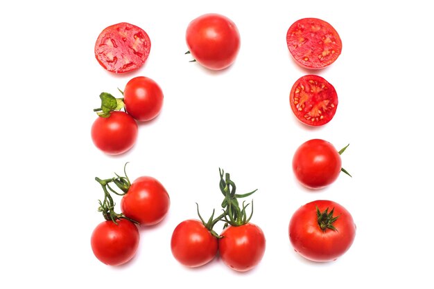 Tomaten collectie van geheel en gesneden geïsoleerd op een witte achtergrond. lekker en gezond eten. platliggend, bovenaanzicht