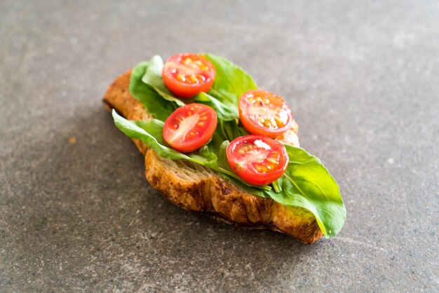 Foto tomaten croissantsandwich